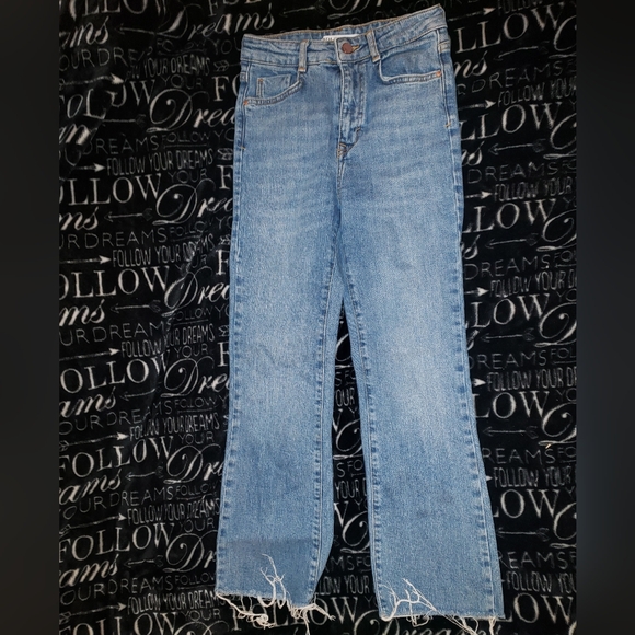 ZARA Straight Leg Natural Fade Blue Wash Jeans w/Raw Hem. High Waist. Size 2 EUC - Picture 2 of 12